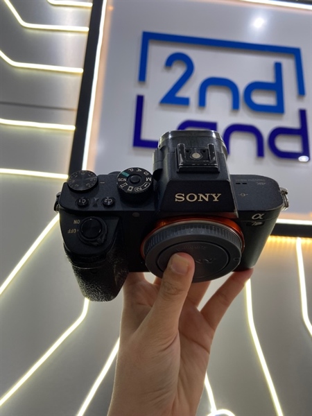 Máy ảnh Sony A7R Mark 2 - Màu đen - Ngoại hình: 96% - Trầy xước nhiều Body - Kèm 3 pin ( 1 chính hãng 2 linh kiện) + Dock sạc +Thẻ 64GB 2