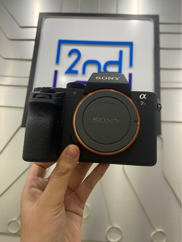 Máy ảnh Sony A7R Mark 2 - Màu đen - Ngoại hình: 98% - Kèm túi , 3 pin ( 1 zin , 2 linh kiện )