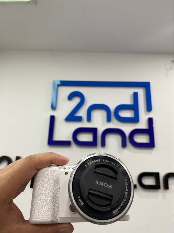 Máy ảnh Sony Alpha A5100 - Màu trắng - Ngoại hình: 97% - Xước ố - Kèm sạc - 3 pin - Lens Sony E PZ 16-50mm f/3.5-5.6 OSS
