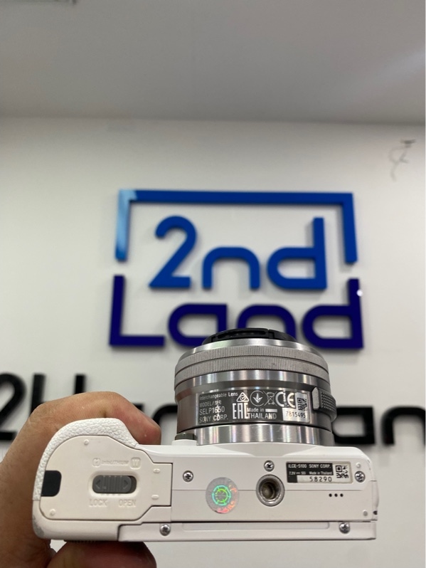 Máy ảnh Sony Alpha A5100 - Màu trắng - Ngoại hình: 97% - Xước ố - Kèm sạc - 3 pin - Lens Sony E PZ 16-50mm f/3.5-5.6 OSS