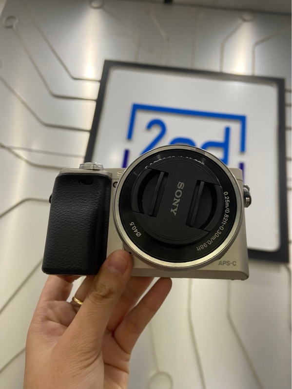 Máy ảnh Sony Alpha A6000 - Màu bạc - Ngoại hình: 97% - Màn ám vàng, xước màn - Kèm sạc, 1 pin, túi vải, lens sony E PZ 16-50mm f/3.5-5.6 OSS, thẻ 16gb