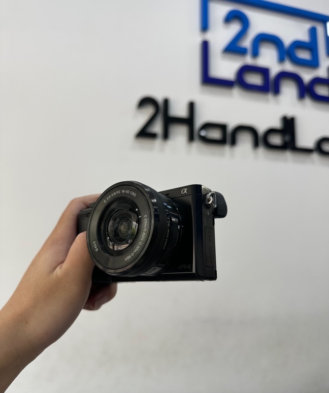 Máy ảnh Sony Alpha A6000 - Màu đen - Ngoại hình 97% - Kèm Lens Sony E 3.5-5.6/PZ 16-50 OSS + 1 Túi đựng + 1 Pin + 1 Sạc + Thẻ nhớ 64GB