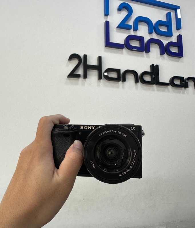 Máy ảnh Sony Alpha A6000 - Màu đen - Ngoại hình 97% - Kèm Lens Sony E 3.5-5.6/PZ 16-50 OSS bụi trong nhẹ + 1 Túi đựng + 1 Pin + 1 Sạc + Thẻ nhớ 64GB