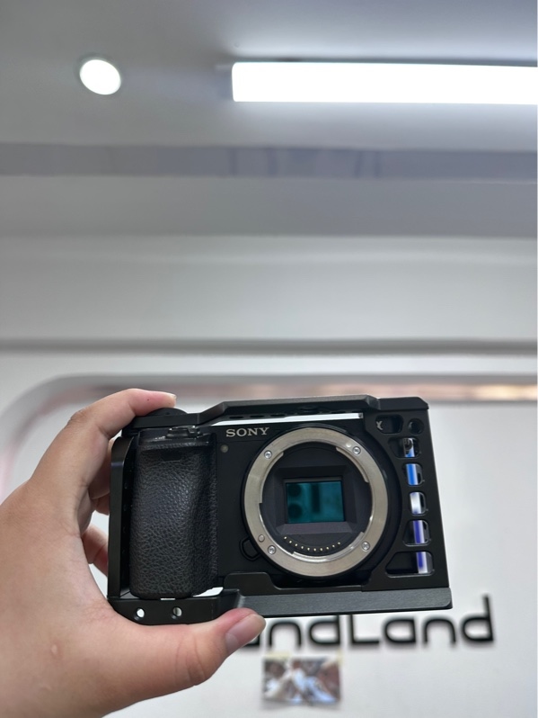 Máy ảnh Sony Alpha A6500 - Màu đen - Ngoại hình 98% - Kèm 1 pin linh kiện, khung bảo vệ
