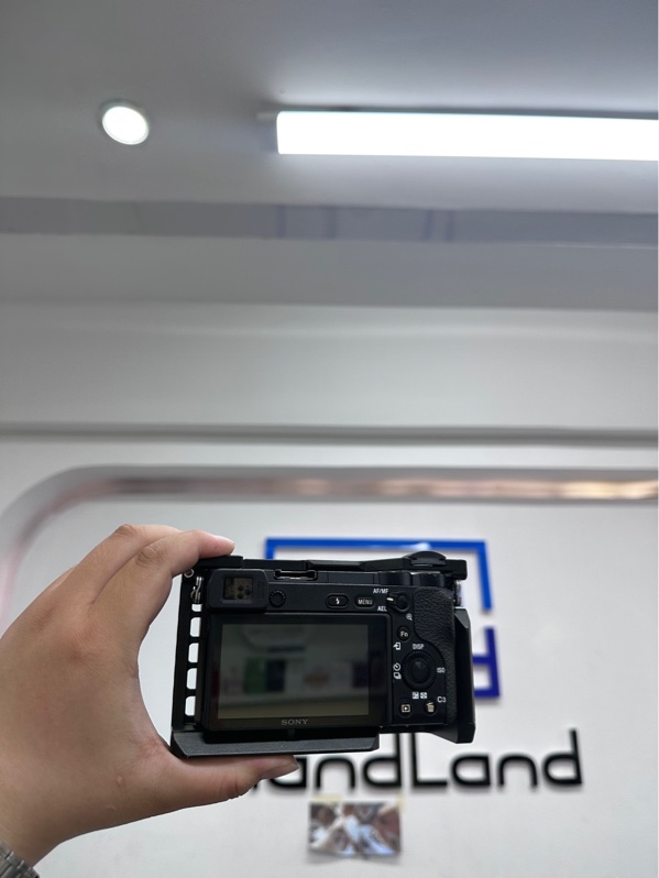 Máy ảnh Sony Alpha A6500 - Màu đen - Ngoại hình 98% - Kèm 1 pin linh kiện, khung bảo vệ