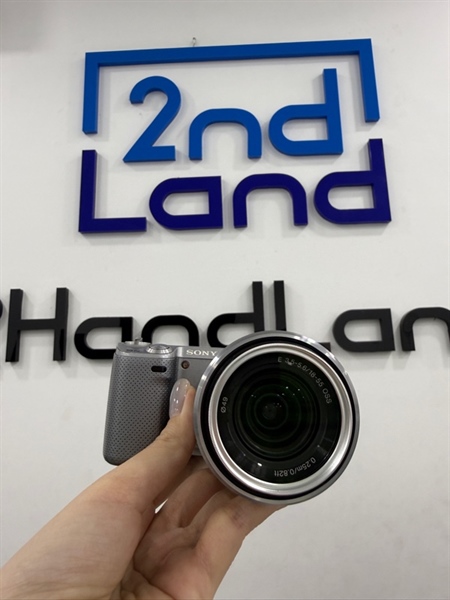 Máy ảnh Sony Alpha Nex 5N - Màu xám - Ngoại hình 97% - Trầy xước nhiều , mất chốt giữ pin , sensor trầy nhẹ - Kèm túi , sạc , 2 pin , thẻ nhớ 8GB , lens kit sony E 3.5-5.6 18-55mm OSS 1