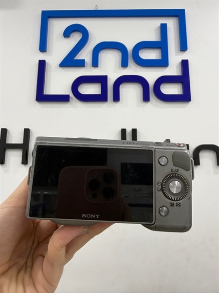 Máy ảnh Sony Alpha Nex 5N - Màu xám - Ngoại hình 97% - Trầy xước nhiều , mất chốt giữ pin , sensor trầy nhẹ - Kèm túi , sạc , 2 pin , thẻ nhớ 8GB , lens kit sony E 3.5-5.6 18-55mm OSS 3