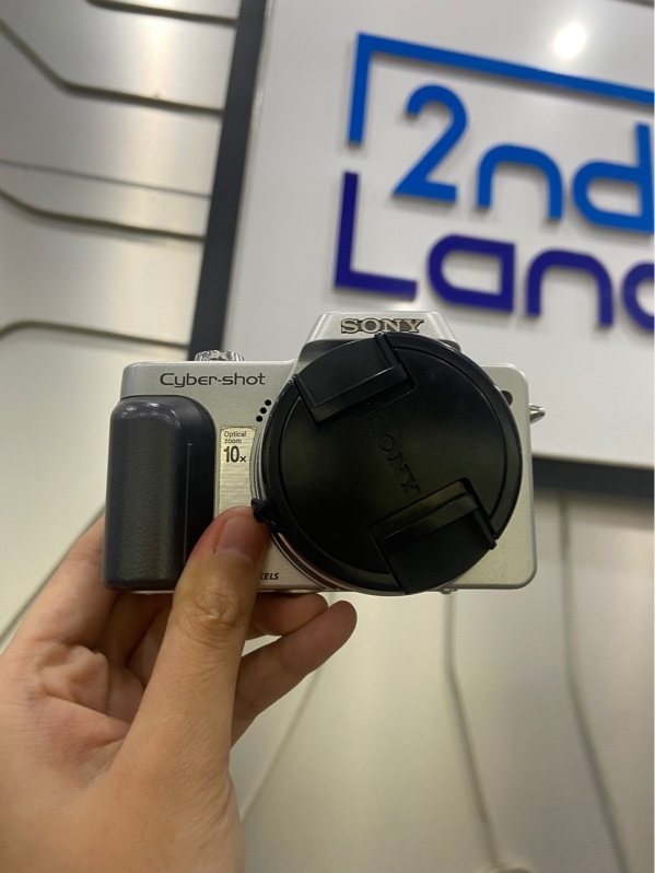 Máy ảnh Sony Cyber-shot DSC-H10 - Màu bạc - Ngoại hình: 97% - Khe thẻ nhớ dễ bị kẹt thẻ, màn tróc lớp phủ, hư flash, hư nút mode ,không có pin - Kèm thẻ nhớ 8GB - Không bảo hành