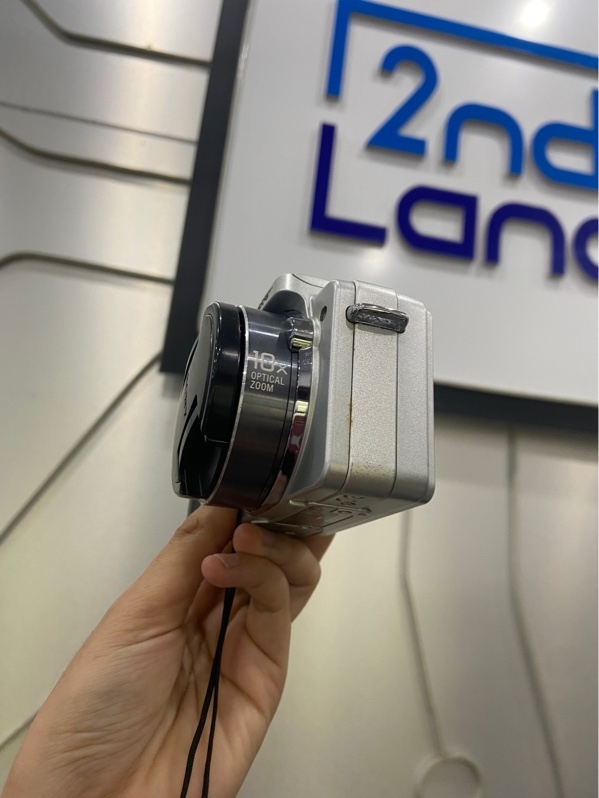 Máy ảnh Sony Cyber-shot DSC-H10 - Màu bạc - Ngoại hình: 97% - Khe thẻ nhớ dễ bị kẹt thẻ, màn tróc lớp phủ, hư flash, hư nút mode ,không có pin - Kèm thẻ nhớ 8GB - Không bảo hành