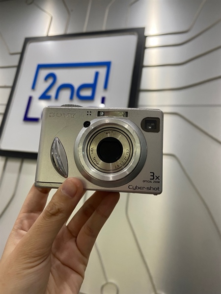 Máy ảnh Sony DSC-W5 - Màu bạc - Ngoại hình: 97% - Màn bụi trong, chết pixel nhiều điểm, tối viền nhẹ cạnh phải, phản quang 1 đốm - Kèm 4 pin, dock sạc, thẻ nhớ 128mb