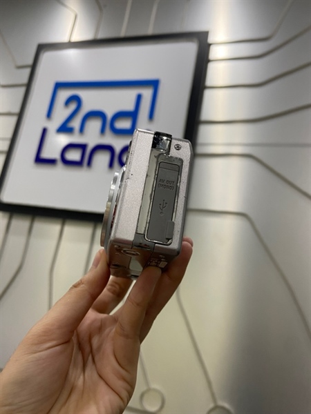 Máy ảnh Sony DSC-W5 - Màu bạc - Ngoại hình: 97% - Màn bụi trong, chết pixel nhiều điểm, tối viền nhẹ cạnh phải, phản quang 1 đốm - Kèm 4 pin, dock sạc, thẻ nhớ 128mb