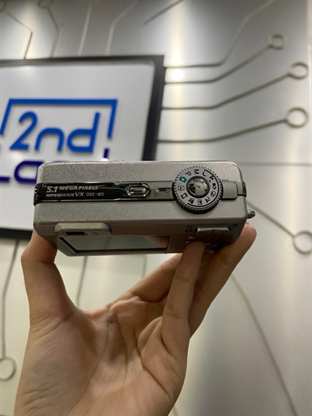 Máy ảnh Sony DSC-W5 - Màu bạc - Ngoại hình: 97% - Màn bụi trong, chết pixel nhiều điểm, tối viền nhẹ cạnh phải, phản quang 1 đốm - Kèm 4 pin, dock sạc, thẻ nhớ 128mb 2