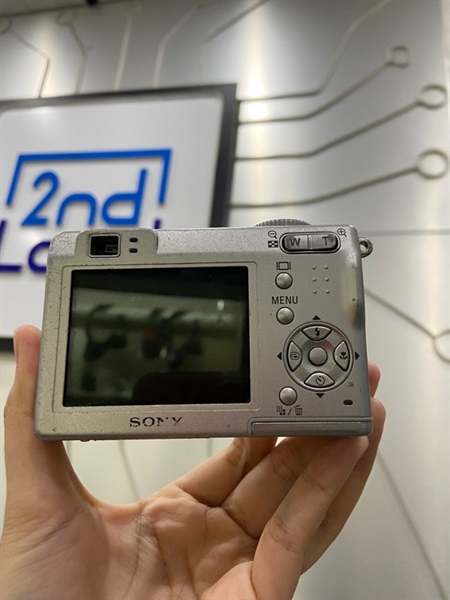 Máy ảnh Sony DSC-W5 - Màu bạc - Ngoại hình: 97% - Màn bụi trong, chết pixel nhiều điểm, tối viền nhẹ cạnh phải, phản quang 1 đốm - Kèm 4 pin, dock sạc, thẻ nhớ 128mb 3