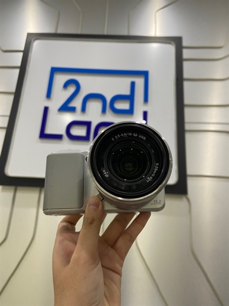 Máy ảnh Sony Nex-3 - Máy nội địa nhật - Màu bạc - Ngoại hình: 97% - Màn trầy, trầy sườn - Kèm pin + sạc + thẻ SD 2GB + Lens Sony E3.5-5.6/18-55 OSS