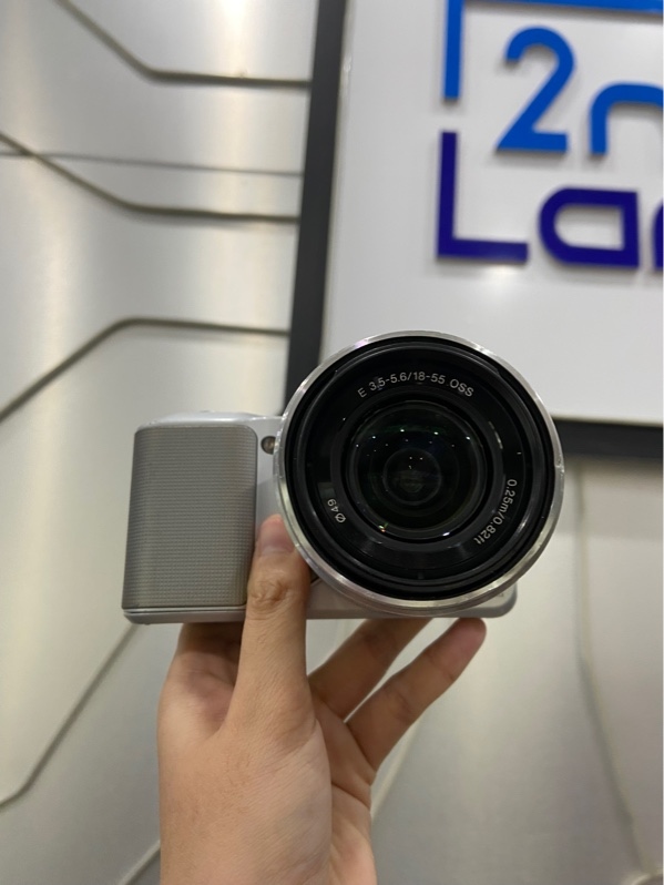 Máy ảnh Sony Nex 3 - Nội địa nhật - Màu bạc - Ngoại hình: 97% - Xước và tróc sơn nhiều, lens kit cấn nhiều + bụi nhẹ - Kèm sạc + lens kit 18-55 + đèn flash