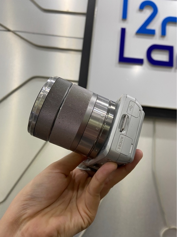 Máy ảnh Sony Nex 3 - Nội địa nhật - Màu bạc - Ngoại hình: 97% - Xước và tróc sơn nhiều, lens kit cấn nhiều + bụi nhẹ - Kèm sạc + lens kit 18-55 + đèn flash