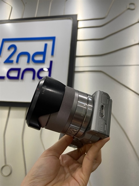 Máy ảnh Sony Nex-5 - Màu xám - Ngoại hình: 97% - Màn tróc Coating , sensor với lens bụi nhẹ, hết pin cmos , loạn nút xoay, viền ám vàng nhẹ - Kèm 1 pin + sạc + lens kit 18-55mm 1