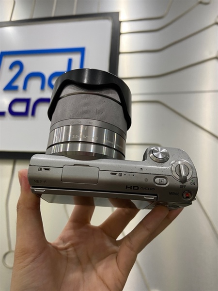 Máy ảnh Sony Nex-5 - Màu xám - Ngoại hình: 97% - Màn tróc Coating , sensor với lens bụi nhẹ, hết pin cmos , loạn nút xoay, viền ám vàng nhẹ - Kèm 1 pin + sạc + lens kit 18-55mm 2