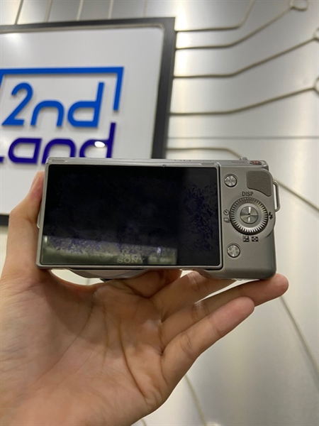 Máy ảnh Sony Nex-5 - Màu xám - Ngoại hình: 97% - Màn tróc Coating , sensor với lens bụi nhẹ, hết pin cmos , loạn nút xoay, viền ám vàng nhẹ - Kèm 1 pin + sạc + lens kit 18-55mm 3