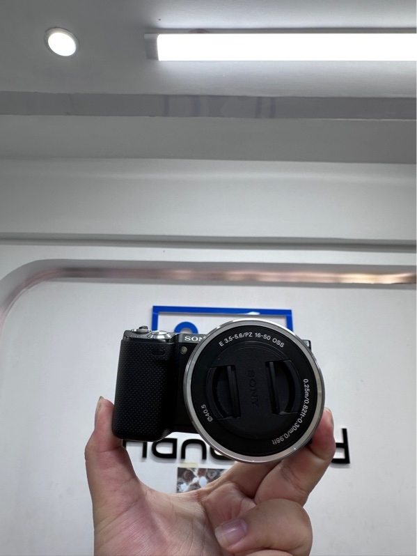 Máy ảnh Sony Nex 5N - Màu đen - Ngoại hình 97.5% - Tối 4 góc nhẹ - Kèm 3 pin (1 pin phồng nhẹ, 2 pin linh kiện), 2 dock sạc, lens sony E 3.5-5.6/PZ 16-50 Ossm (bụi trong nhẹ)