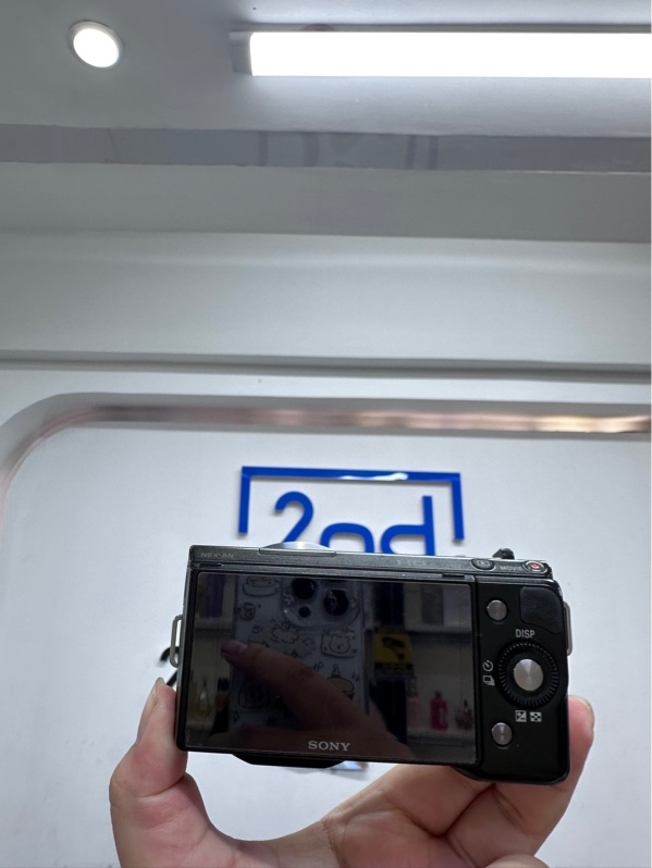 Máy ảnh Sony Nex 5N - Màu đen - Ngoại hình 97.5% - Tối 4 góc nhẹ - Kèm 3 pin (1 pin phồng nhẹ, 2 pin linh kiện), 2 dock sạc, lens sony E 3.5-5.6/PZ 16-50 Ossm (bụi trong nhẹ)