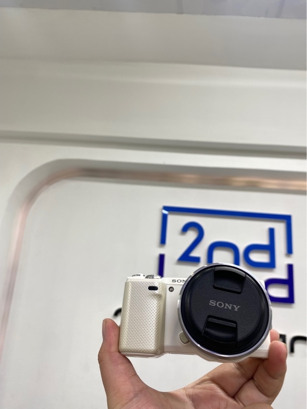 Máy ảnh Sony NEX-5N - Màu trắng - Ngoại hình 97% - Cấn góc màn nhẹ, màn ám vàng, 2 đốm phản quang, màn trầy - Kèm lens kit 2.8/16mm, 1 pin, sạc