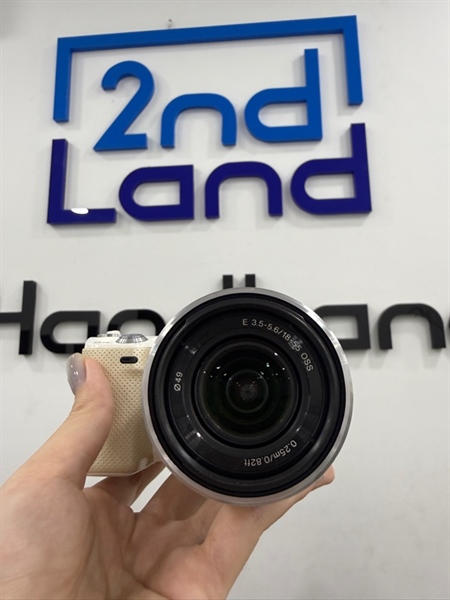 Máy ảnh Sony Nex 5N - Màu trắng - Ngoại hình 97% - Màn ám vàng , màn trầy , ố vàng - Kèm 1 sạc , 1 pin , lens kit F 3.5-5.6 18-55mm
