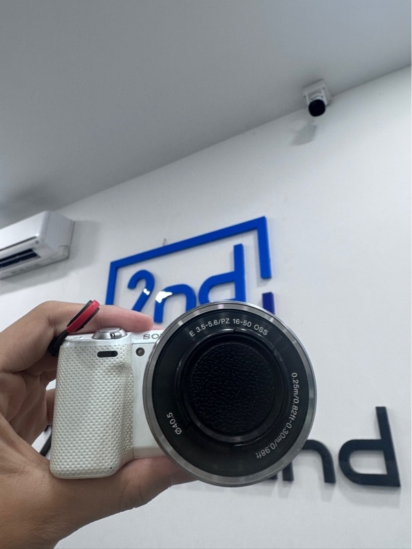 Máy ảnh Sony Nex 5R - Màu trắng - Ngoại hình 96% - Bể góc, trầy viền, tróc sơn - Kèm túi đựng, nắp che lens, 2 pin, 1 thẻ nhớ 32GB , lens sony E16-50 3.5-5.6 OSS