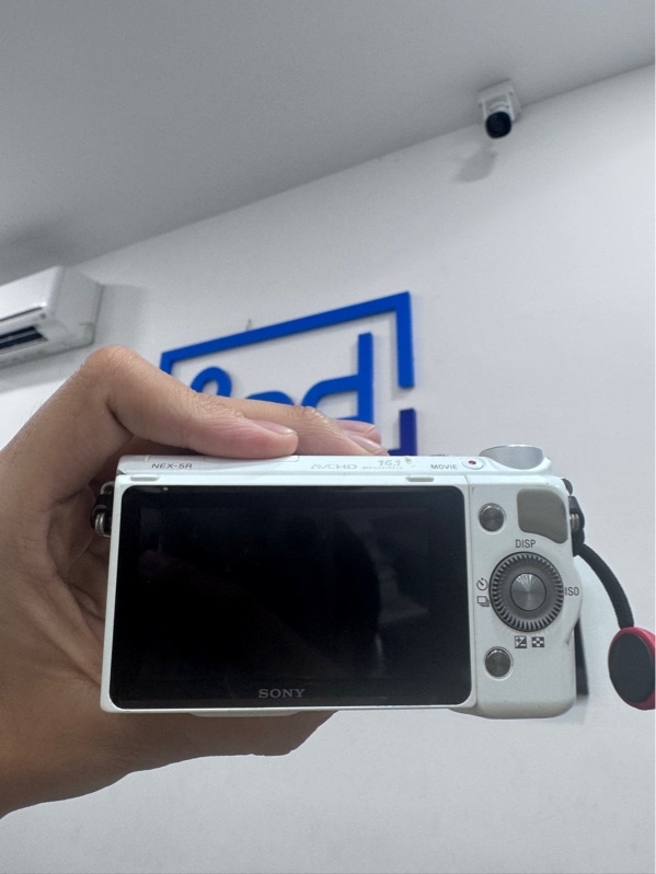 Máy ảnh Sony Nex 5R - Màu trắng - Ngoại hình 96% - Bể góc, trầy viền, tróc sơn - Kèm túi đựng, nắp che lens, 2 pin, 1 thẻ nhớ 32GB , lens sony E16-50 3.5-5.6 OSS