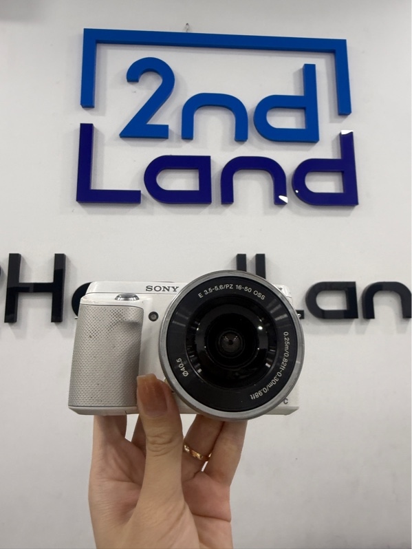Máy ảnh Sony NEX-F3 - Màu trắng - Ngoại hình xấu - hết pin cmos,màn vàng,nứt cáp màn,núm xoay loạn,nứt nút bấm ngàm,sensor trầy nhiều - Kèm sạc 1 pin,lens Sony E PZ 16-50mmF3.5-5.6OSS ngàm lens rỉ,trầy nhiều,chống rung lỏng