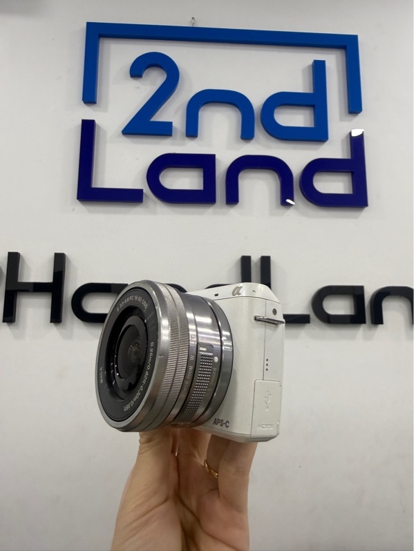 Máy ảnh Sony NEX-F3 - Màu trắng - Ngoại hình xấu - hết pin cmos,màn vàng,nứt cáp màn,núm xoay loạn,nứt nút bấm ngàm,sensor trầy nhiều - Kèm sạc 1 pin,lens Sony E PZ 16-50mmF3.5-5.6OSS ngàm lens rỉ,trầy nhiều,chống rung lỏng