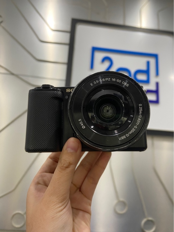 Máy ảnh Sony ZV-E10 - Màu đen - Ngoại hình: 96% - Trầy xướt rất nhiều, màn trầy nhiều, senso bụi - Kèm 1 pin + lens kit 16-50mm OSS (trầy khá nhiều, bụi trong)