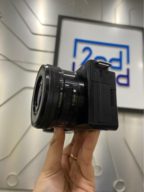 Máy ảnh Sony ZV-E10 - Màu đen - Ngoại hình: 96% - Trầy xướt rất nhiều, màn trầy nhiều, senso bụi - Kèm 1 pin + lens kit 16-50mm OSS (trầy khá nhiều, bụi trong)