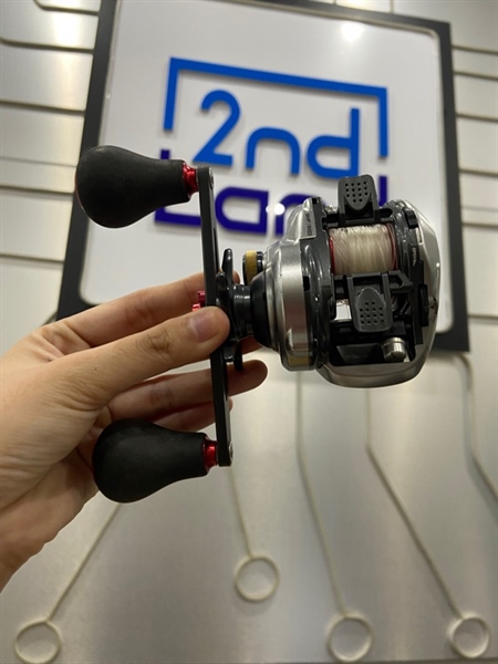 Máy câu cá Shimano XG Metanium tay phải - Màu bạc - Ngoại hình: 98% - Body