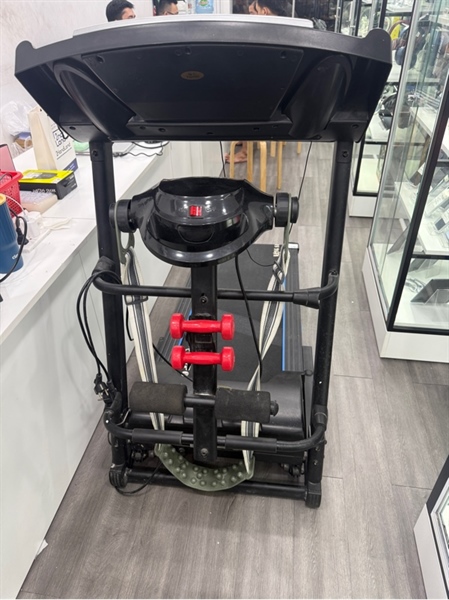 Máy chạy bộ Kingsport BK 2017New - Màu đen - Ngoại hình 96% - trầy, dính keo nhiều , trầy xước nặng trên mặt đồng hồ , dính nước sơn - Kèm 1 đai massage , 2 tạ