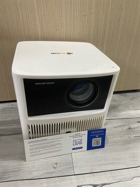 Máy chiếu Beecube Xtreame 2 - Màu trắng - Ngoại hình: 97% - Mất Af + chân standii không hoạt động - Kèm nguồn + remote