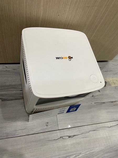 Máy chiếu Beecube Xtreame 2 - Màu trắng - Ngoại hình: 97% - Mất Af + chân standii không hoạt động - Kèm nguồn + remote 1