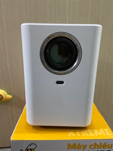 Máy chiếu Beecube Xtreme - Màu trắng - Ngoại hình: 98% - Mất hồng ngoại, không dây nguồn - Kèm Box + remote mất nắp pin