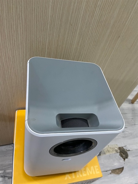 Máy chiếu Beecube Xtreme - Màu trắng - Ngoại hình: 98% - Mất hồng ngoại, không dây nguồn - Kèm Box + remote mất nắp pin 1