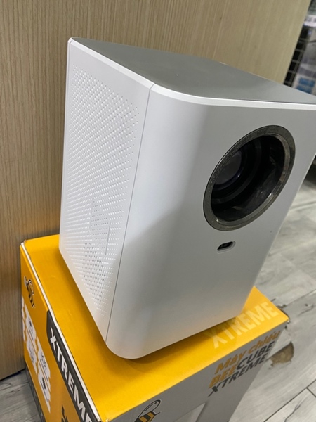 Máy chiếu Beecube Xtreme - Màu trắng - Ngoại hình: 98% - Mất hồng ngoại, không dây nguồn - Kèm Box + remote mất nắp pin 2