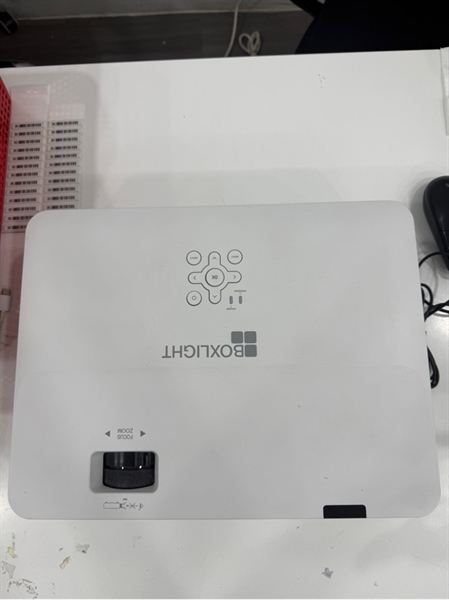 Máy chiếu Boxlight ALX402 - 373 giờ chiếu - Màu trắng - Ngoại hình 98% - Mất loa , ố nhẹ - Kèm 1 remote , 1 nguồn , 1 hdmi 1