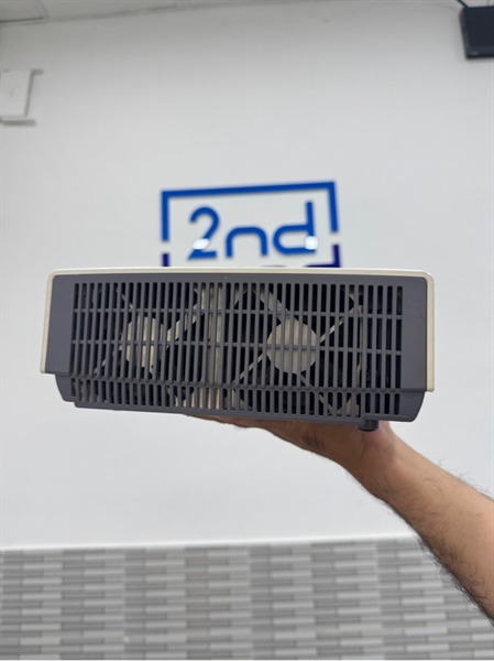 Máy chiếu EIKI MC-MLX350 - Màu trắng - Ngoại hình 97% - Bụi trong, nứt vỏ nhẹ - Body, kèm nguồn HDMI 1