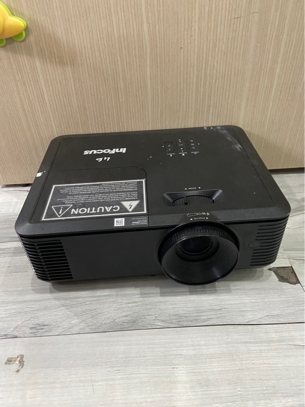 Máy chiếu Infocus P130 - Màu đen - Ngoại hình: 97% - Lens bụi, đã chiếu 173 giờ - Kèm nguồn + remote