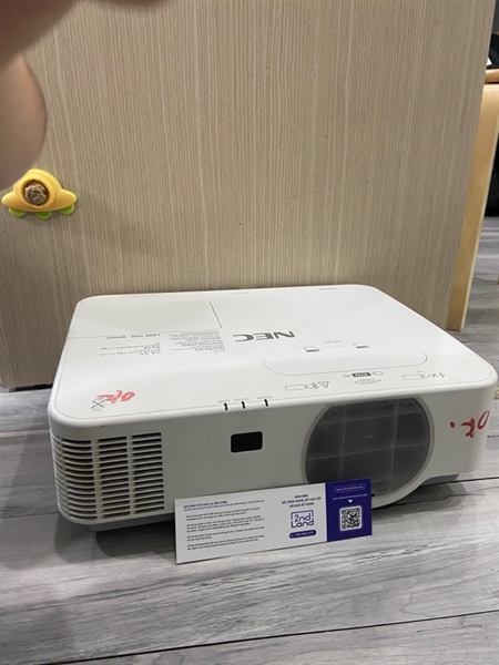 Máy chiếu NEC-NP-PES XG - 166 Giờ - Màu trắng - Ngoại hình: 97% - Loa rè, ống kính xước 1 đường dài, bụi trong - Kèm nguồn + VGA + Remote