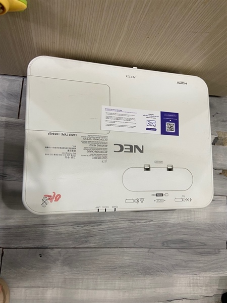 Máy chiếu NEC-NP-PES XG - 166 Giờ - Màu trắng - Ngoại hình: 97% - Loa rè, ống kính xước 1 đường dài, bụi trong - Kèm nguồn + VGA + Remote 1