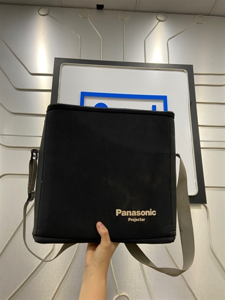 Máy chiếu Panasonic PT-LB412 - 555 giờ chiếu - Màu trắng - Ngoại hình: 98% - Loa rè - Kèm túi