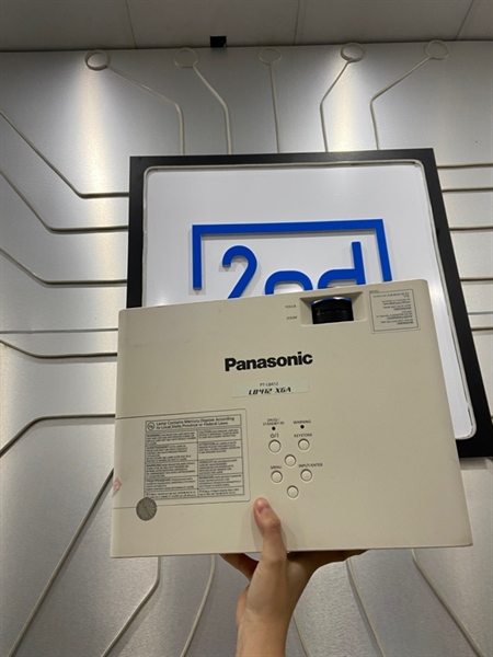 Máy chiếu Panasonic PT-LB412 - 555 giờ chiếu - Màu trắng - Ngoại hình: 98% - Loa rè - Kèm túi