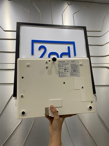 Máy chiếu Panasonic PT-LB412 - 555 giờ chiếu - Màu trắng - Ngoại hình: 98% - Loa rè - Kèm túi 2