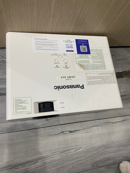 Máy chiếu Panasonic PTLB303XGA - Thời gian chiếu 378h - Màu trắng - Ngoại hình: 97% - Body - Kèm nguồn 1