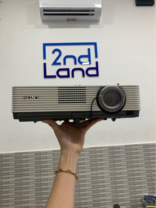 Máy chiếu Sony vpl-dx221 - Màu trắng - 240h chiếu - Ngoại hình: 96% - Ố, ống kính bụi trong mốc rễ, thiếu remote - Body
